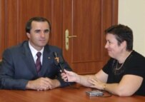 Prime Minister Tarlev speaking with RFE/RL's Valentina Ursu (RFE/RL)