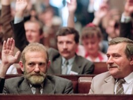 Заседание польского парламента, избранного на частично свободных выборах летом 1989 года. На переднем плане - лидеры