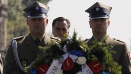 Mitt Romney u polaže vijenac na grob neznanog junaka u Varšavi, 21. jul 2012.