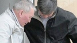 Бұрынғы денсаулық сақтау министрі Жақсылық Досқалиев соттан шығып барады. Астана, 27 мамыр 2011 жыл.