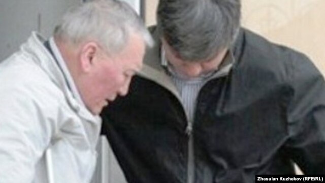 Бұрынғы денсаулық сақтау министрі Жақсылық Досқалиев соттан шығып барады. Астана, 27 мамыр 2011 жыл.