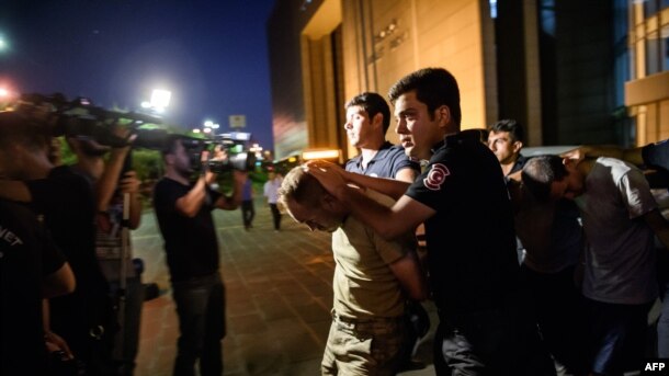 Түрік полициясы төңкеріс жасауға талпынды деген күдіктіні әкетіп барады. Стамбул, 16 шілде 2016 жыл.