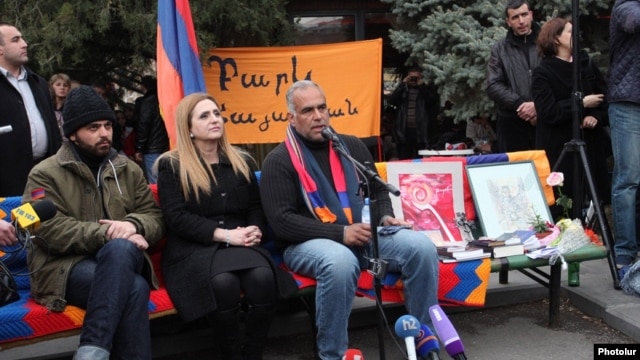 Armenia - Opposition Raffi Hovannisian (R) gives a press conference in Yerevan's  Liberty Square where he continues his hunger strike, 13Mar2013. 