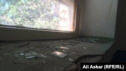 «Қарулы шабуылға күдіктілер» тұрғын Некрасов көшесі, 79 мекен-жайында орналасқан бесқабатты тұрғын үйдің подъезіндегі сынық терезе. Ақтөбе, 12 маусым 2016 жыл.