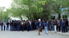 "Евразия строй капитал 2007" жұмысшылары наразылық білдіріп тұр. Атырау, Балықшы ықшам ауданы, 3 мамыр 2012 жыл.