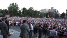 Armenia - Opposition leader Levon Ter-Petrosian speaks at a rally in Yerevan, 30Jun2011.