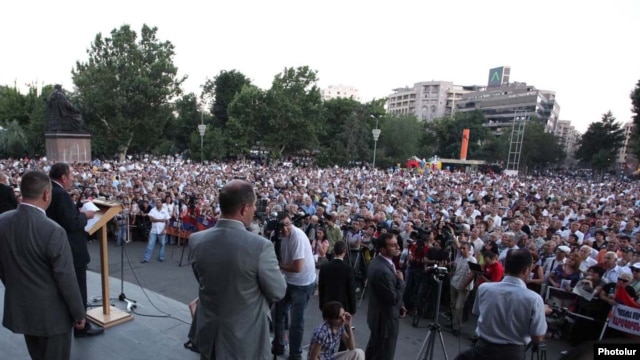 Armenia - Opposition leader Levon Ter-Petrosian speaks at a rally in Yerevan, 30Jun2011.