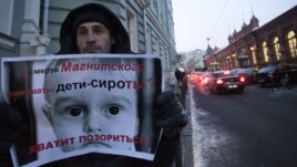 Jedan od demontranata protiv ruskog zakona o zabrani američkim državljanima da usvajaju rusku decu, decembar 2012.