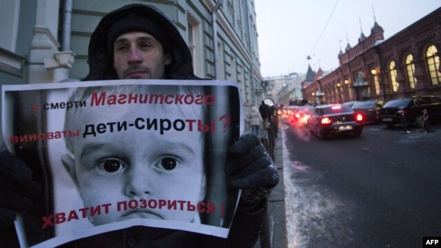 Jedan od demontranata protiv ruskog zakona o zabrani američkim državljanima da usvajaju rusku decu, decembar 2012.