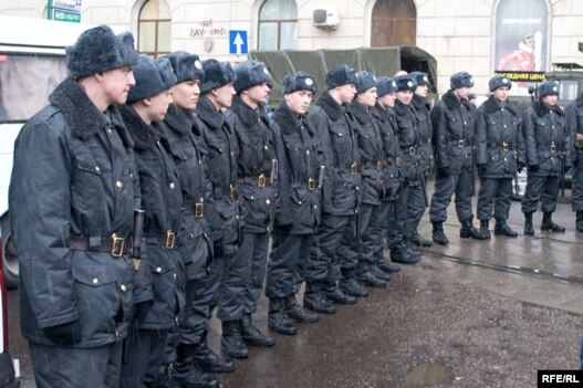 Prezidentin fərmanıyla polis işçilərinin sayı 2012-ci ilə qədər 20 faiz azalacaq