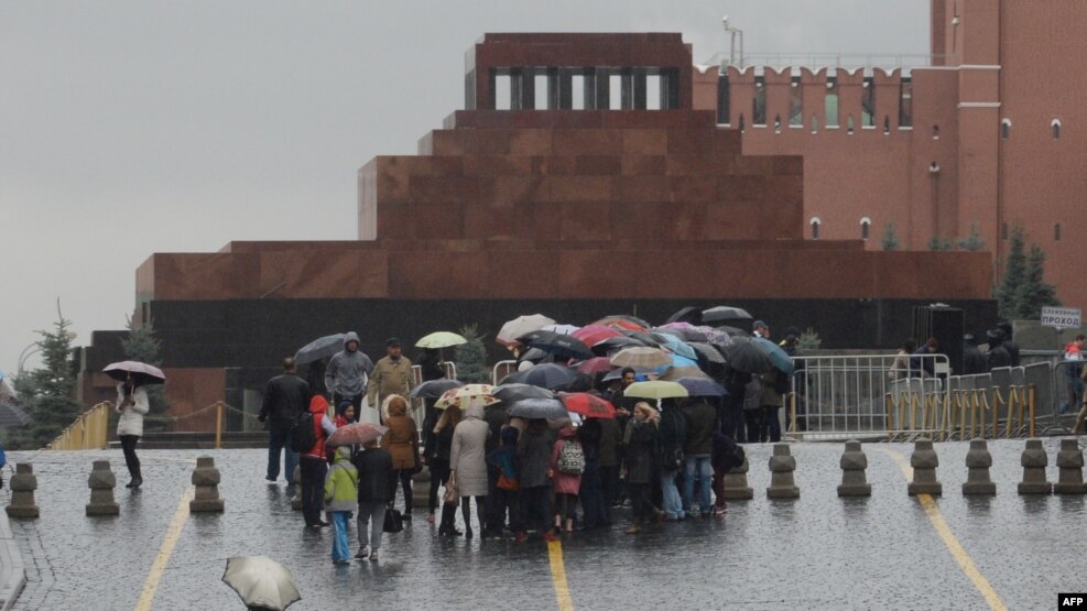 Tourists wait in line in front of Soviet state founder Vladimir Lenin's mausoleum on Red Square in Moscow. (file photo)