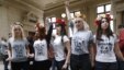 Активистки Femen в Исправительном суде Парижа после предварительных слушаний. 9 июля 2014 года