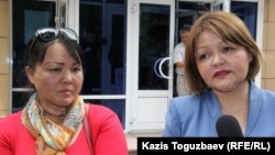 Адвокат Айман Омарова (оң жақта) мен "сәби саудасы" ісіндегі сотталушы тұрғын Гүлмира Сауытова. Алматы, 22 маусым 2016 жыл.