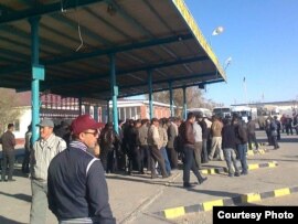 Полиция «есірткімен ұсталды» деген айып таққан Таған Қощановты толық ақтауды талап еткен «Өзенмұнайгаз» өндірістік филиалы жұмысшылары автобекет маңында ереуілдеп тұр. Жаңаөзен, Маңғыстау облысы, 25 қазан 2010 жыл. Жеке мұрағаттағы сурет.