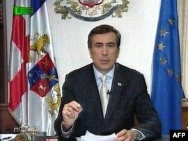 Михаил Саакашвили объявляет о досрочных выборах президента Грузии по единственному работающему национальному каналу