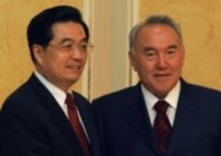 Kazakh President Nursultan Nazarbaev (R) with his Chinese counterpart, Hu Jintao