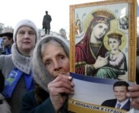 The parliamentary crisis has divided Ukrainians (AFP)