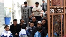 Верующие во дворе мечети в Урумчи перед пятничной молитвой. Май 2014 года.