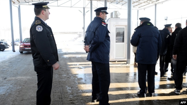 Kosovski i srpski policajci na Merdarama, decembar 2012.