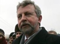 Leading opposition candidate Alyaksandr Milinkevich warned supporters that an early vote would be a stolen vote (file photo) (Bymedia.net)