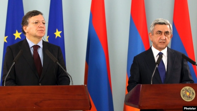 Armenia - President Serzh Sarkisian (R) and European Commission President José Manuel Barroso at a news conference in Yerevan, 1Dec2012.