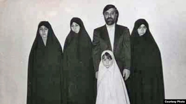  عکسی قدیمی از میرحسین موسوی و دخترانش