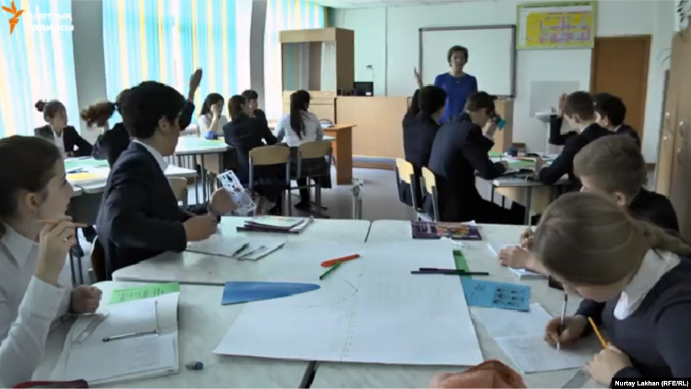 Талғар ауданындағы үш тілді мектепте ағылшын тілінде өтіп жатқан математика сабағы. Алматы облысы, 16 наурыз 2016 жыл. Видеодан алынған скриншот. 
