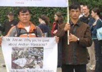 Demonstrators outside UN headquarters in New York on May 12 (RFE/RL)