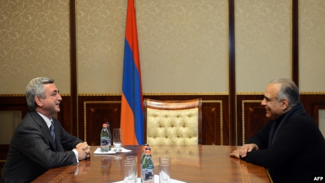 Armenian President Serzh Sarkisian (left) in a meeting with his top challenger, Raffi Hovannisian, in Yerevan on February 21.
