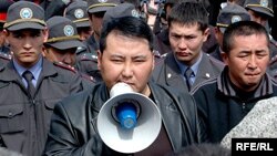 Кыргызский оппозиционный активист Нурлан Мотуев говорит в рупор.