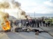 Өз баспаналарын қорғауға бекінген тұрғындар кіре беріс жолды таспен, ескі автокөлік дөңгелектерімен бөгеп тастады.