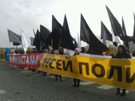 Байқоңырдан «Протон-М» ұшыруға қарсылық білдіріп тұрған «Антигептил» қозғалысының белсенділері. Астана, 13 қазан 2013 жыл.