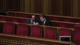 Петр Порошенко (оң жақта) парламентте отыр. Киев, 13 қараша 2013 жыл.