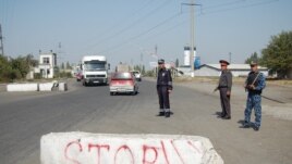 Милицейский пост в Оше, 9 октября 2011 года.