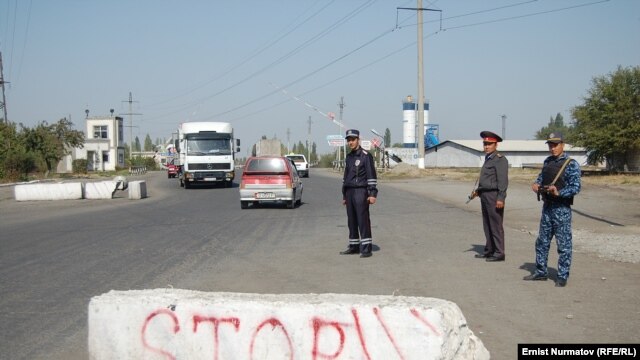 Милицейский пост в Оше, 9 октября 2011 года.