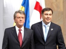 Georgia -- President Mikheil Saakashvili (R) with his Ukrainian counterpart Viktor Yushchenko in Tbilisi, 01Mar2007