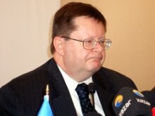 Azerbaijan -- Robert Simmons, NATO's special representative for the Caucasus and Central Asia, at a press-conference in Baku, 08Mar2008