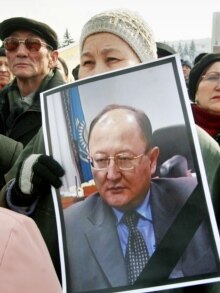 Kazakhstan – Politics – An opposition supporter holds a portrait of Altynbek Sarsenbaev in a memorial rally, Almaty, 26Feb2006