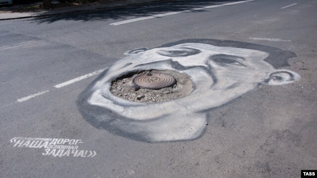 A pothole caricature of Sverdlovsk Governor Yevgeny Kuivashev