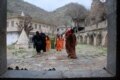 تصويري ديگر از خانواده هاي ايزدي که پرستشگاه را پس از نيايش ترک مي کنند.