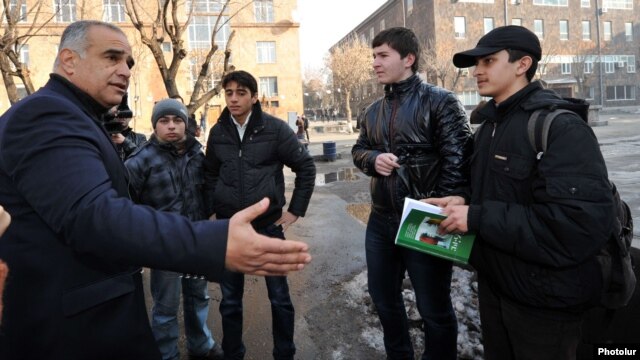 Armenia - Opposition presidential candidate Raffi Hovannisian talks to university students in Yerevan, 24Jan2013.