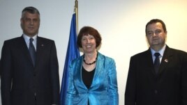 Kryeministri kosovar, Hashim Thaçi, baronesha Catherine Ashton, dhe kryeministri serb, Ivica Daçiq