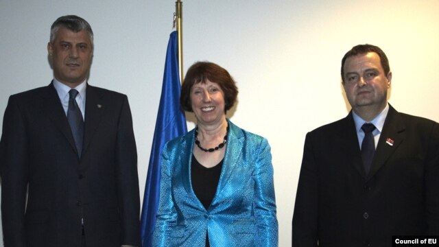 Kryeministri kosovar, Hashim Thaçi, baronesha Catherine Ashton, dhe kryeministri serb, Ivica Daçiq