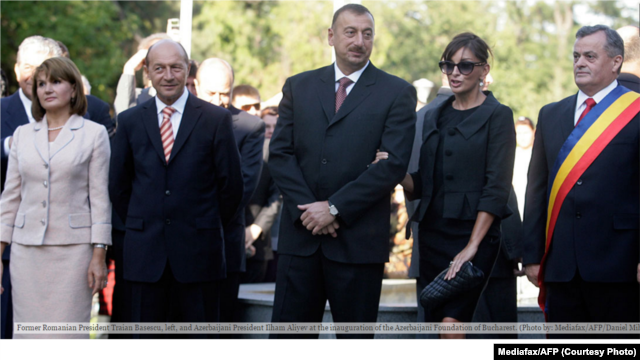 Keçmiş Rumıniya prezidenti Traian Basescu (solda) və Azərbaycan prezidenti İlham Əliyev Buxarestdə Fondun açılış mərasimində, (Mediafax/AFP/Daniel Mihailescu).