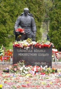 The Bronze Soldier memorial in Tallinn today (RFE/RL)