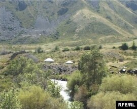 Юрточный городок в предгорьях Жунгарского<br />
Алатау. Июнь 2009 года.