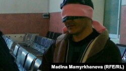 Исраил Азнабкиев, житель села Атамекен Мангистауской области, проводит акцию протеста на железнодорожном вокзале в Астане. 1 февраля 2012 года.