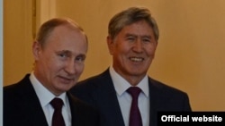 Президент России Владимир Путин (слева) и президент Кыргызстана Алмазбек Атамбаев. Санкт-Петербург, 16 марта 2015 года.