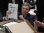 Orsýetiň oppozision “Ýabloko” partiýasyndan prezidentlige dalaş etmek isleýän Grigoriý Ýawlinskiý öz goldawçylaryndan toplan gollaryny Merkezi saýlaw komissiýasyna hödürleýär. Moskwa, 18-nji ýanwar, 2012.
