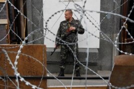 Вооруженные сепаратисты контролируют большинство административных зданий в Луганске. 12 мая